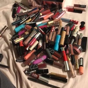 LIPSTICK BUNDLE SEE SOMETHING YOU LIKE? MAKE OFFER